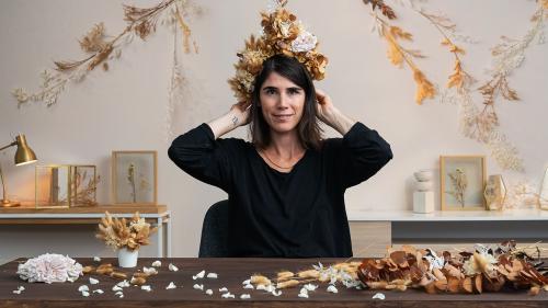 Domestika - Floral Headpiece: Using Flowers to Create Accessories